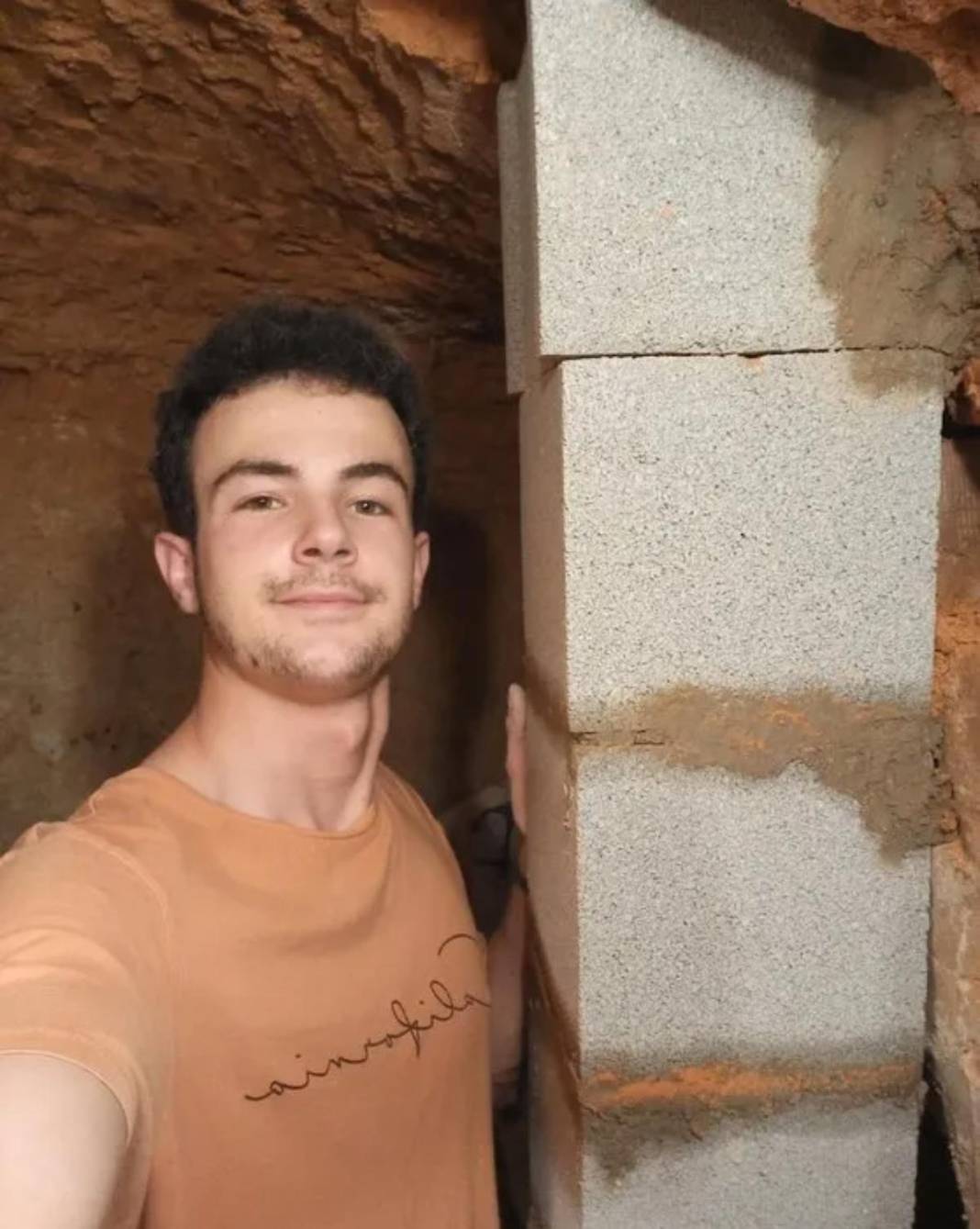 Ailesine kızınca bahçede açtığı çukurda yaşamaya başladı! 2 oda 1 salon ev : Isıtma sistemi bile kurdu! 1